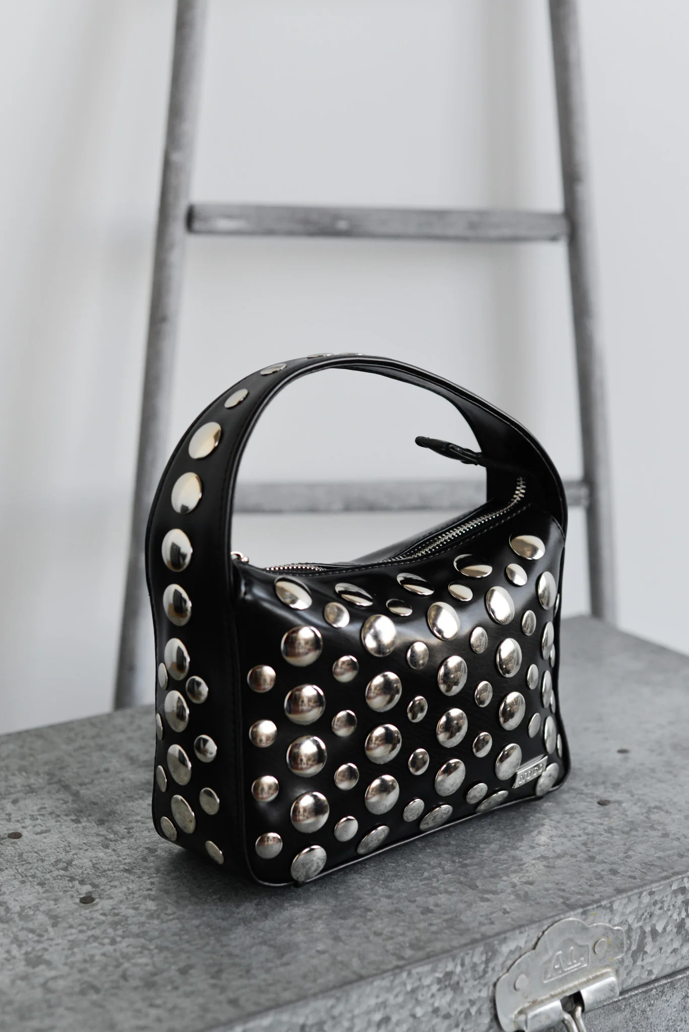 Bolsos bandolera en negro con tachas plateadas - Image 2