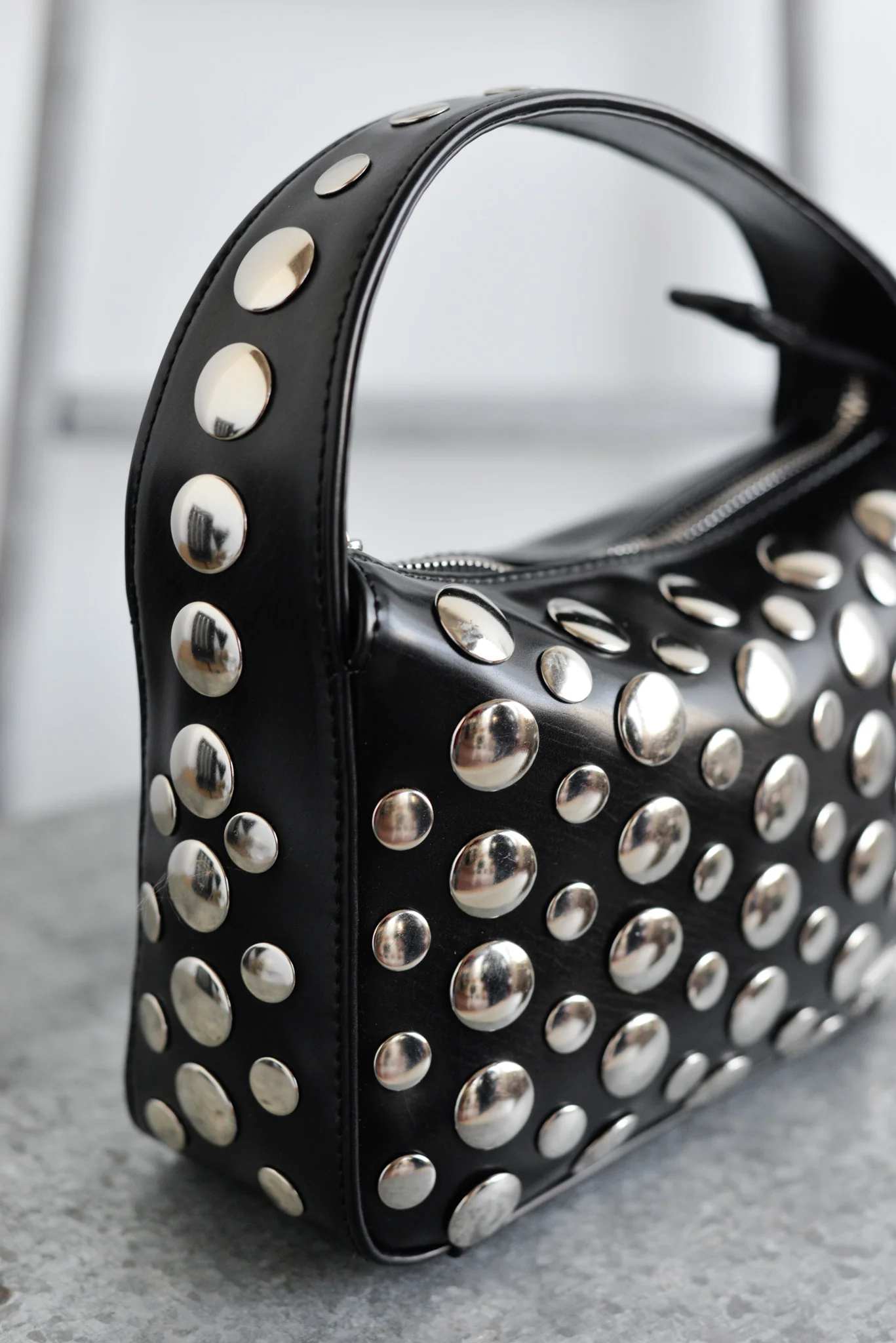 Bolsos bandolera en negro con tachas plateadas - Image 5