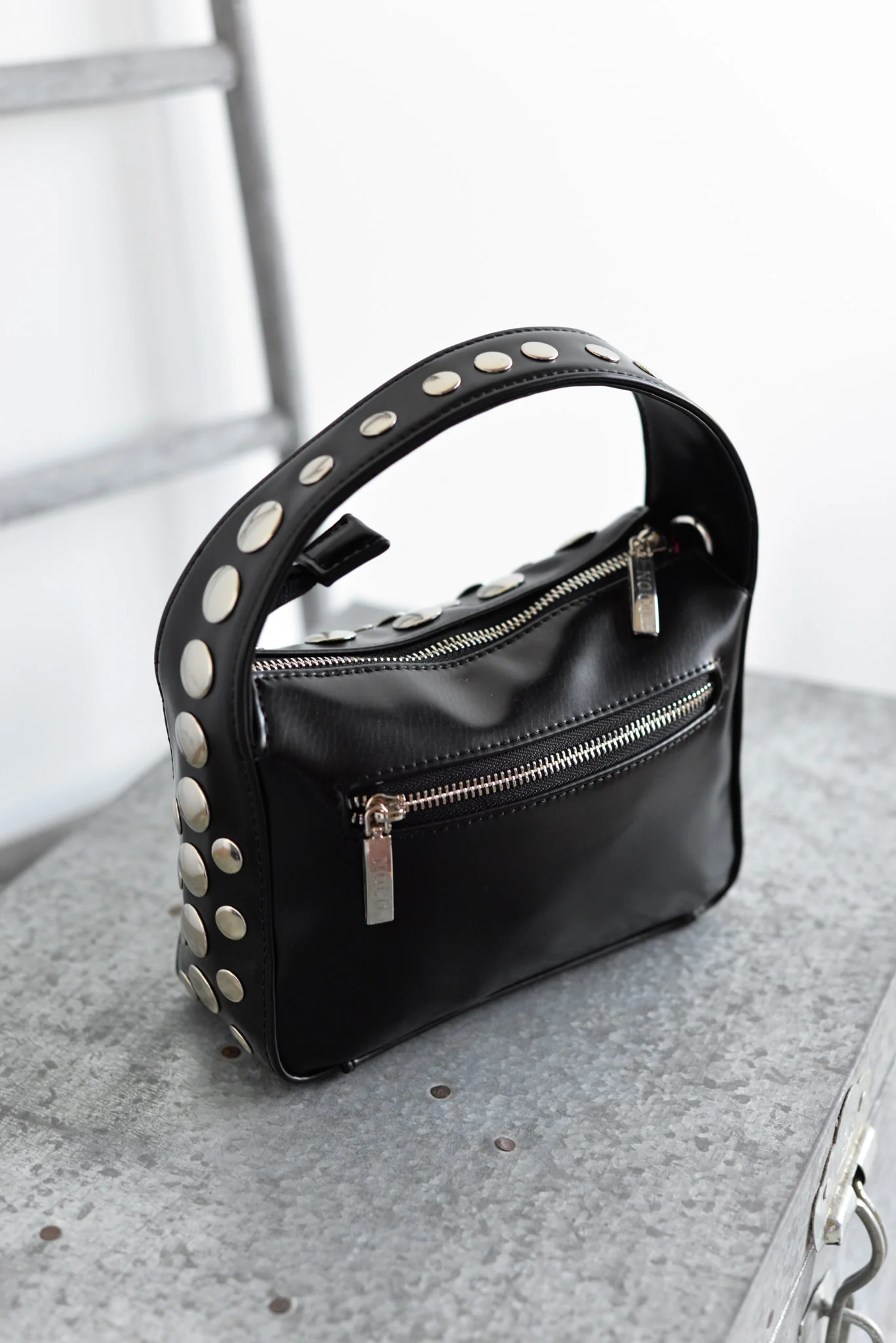 Bolsos bandolera en negro con tachas plateadas - Image 6