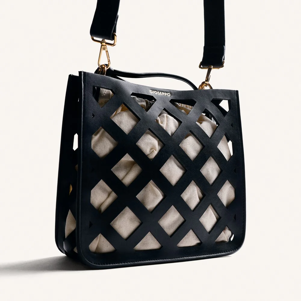 Bolsos bandolera en negro con calados Tacurong - Image 5