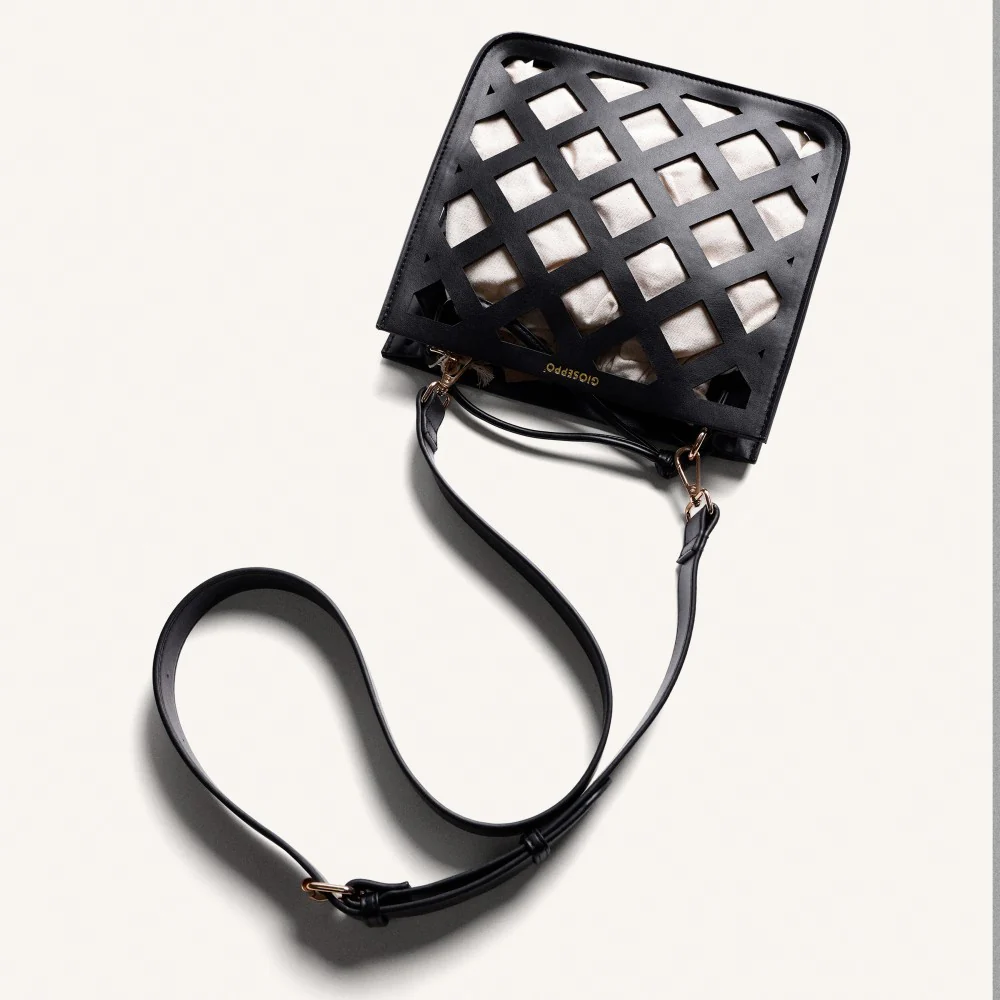 Bolsos bandolera en negro con calados Tacurong - Image 6