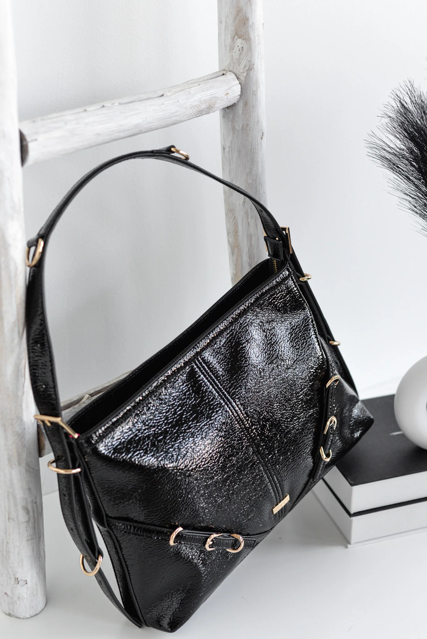 Bolsos para hombro en charol negro con detalle de hebillas - Image 2