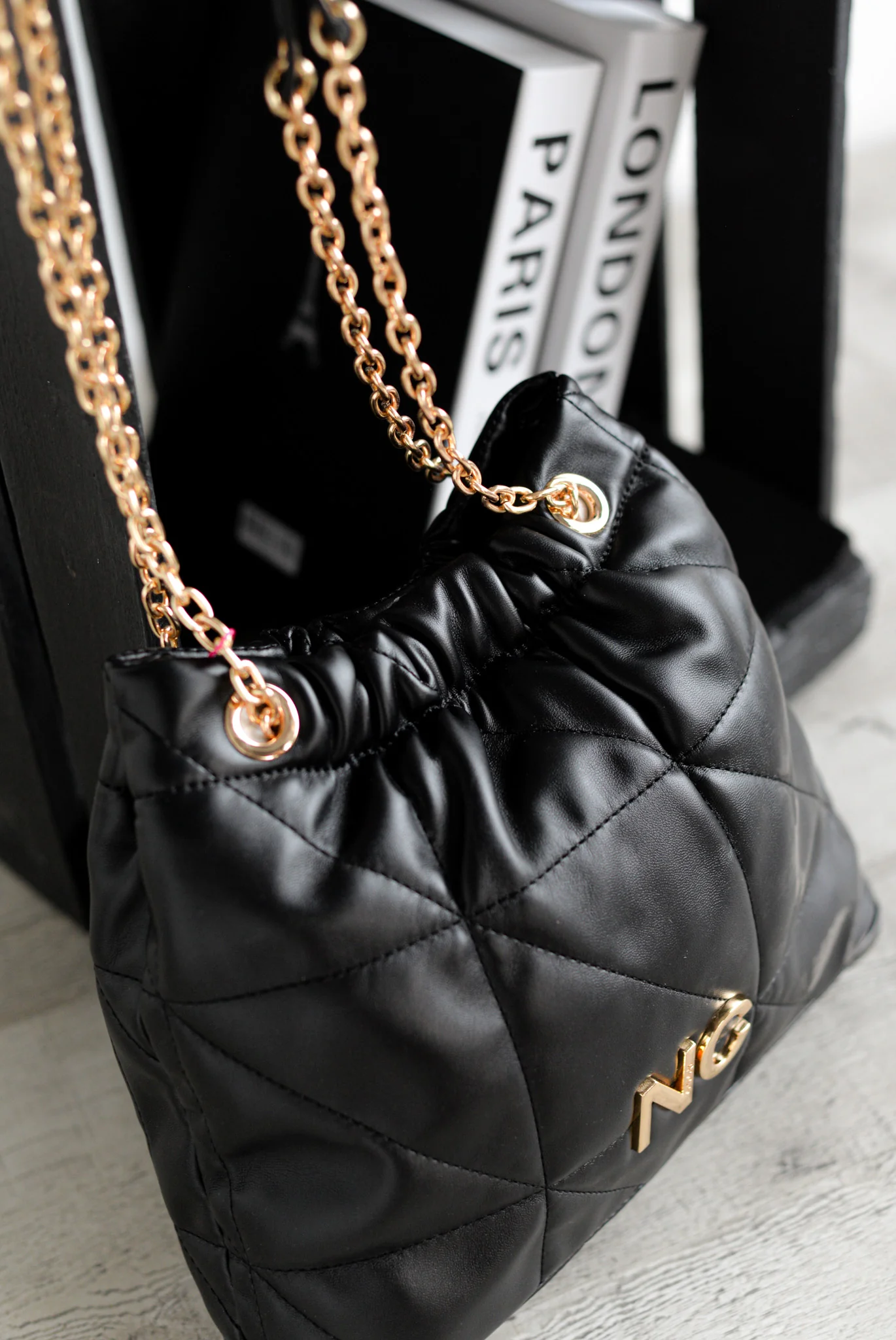 Bolsos tipo saco en acolchado negro con cadena - Image 3