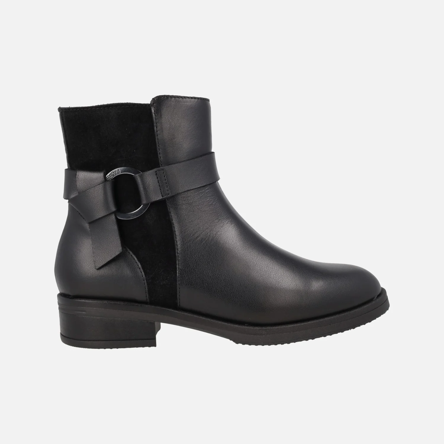 Botines de piel y serraje con adorno metálico
