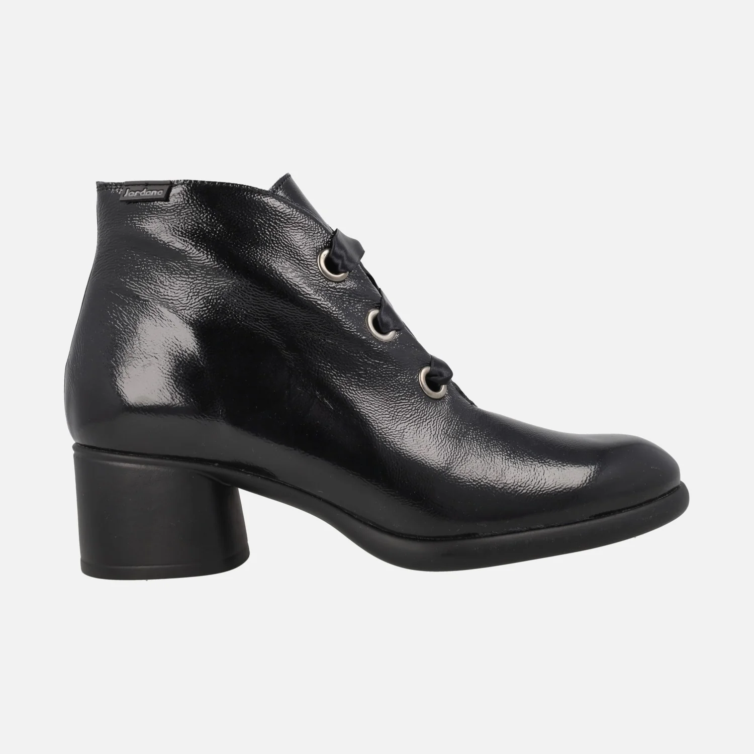 Botines de tacón en charol negro con cordones