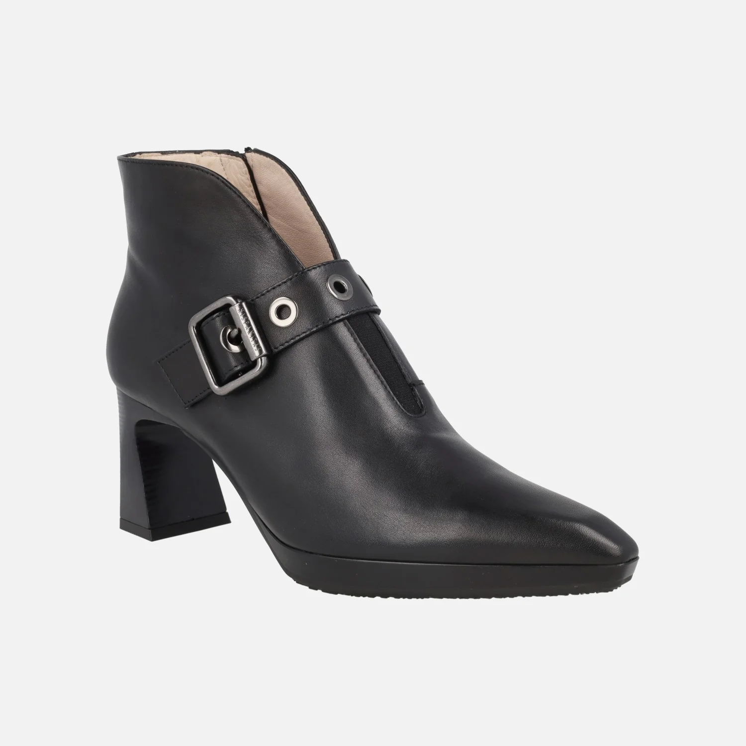 Botines de tacón en piel negra con escote y adorno de hebilla - Image 2