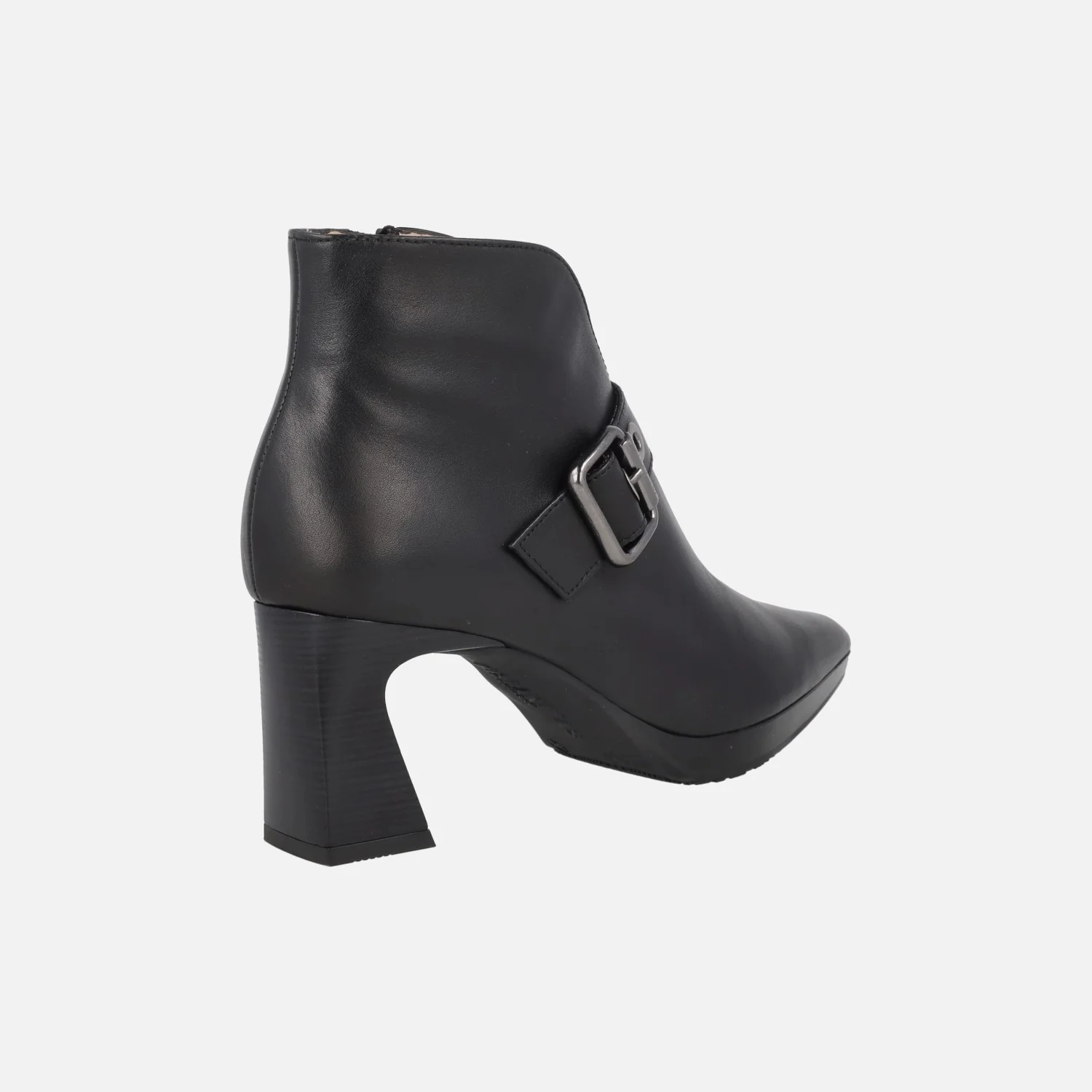 Botines de tacón en piel negra con escote y adorno de hebilla - Image 3