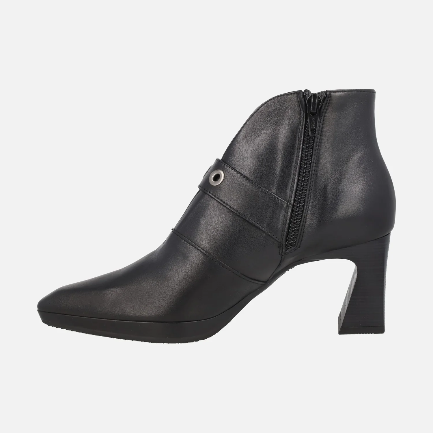 Botines de tacón en piel negra con escote y adorno de hebilla - Image 4