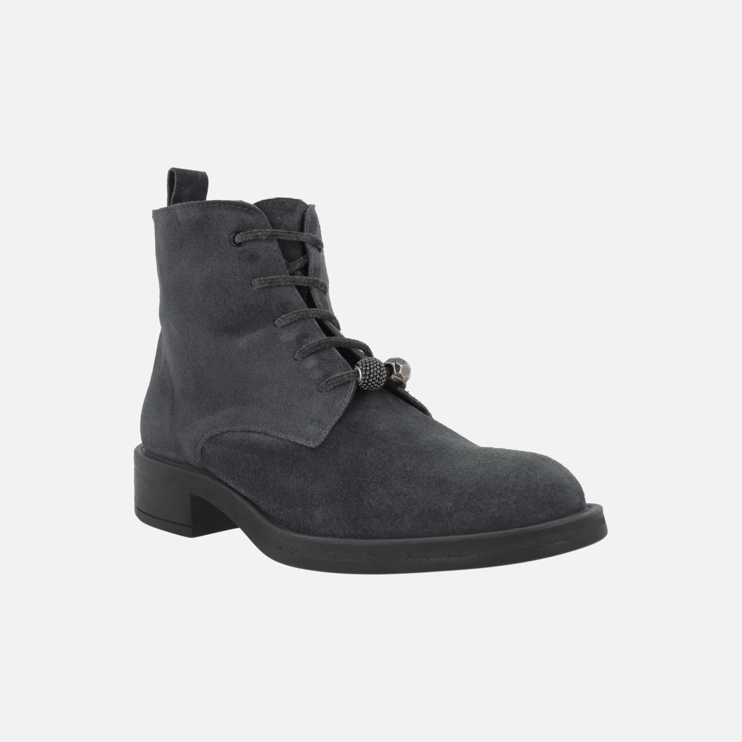 Botines de piel serraje en tacón bajo con cordones y charms - Image 2
