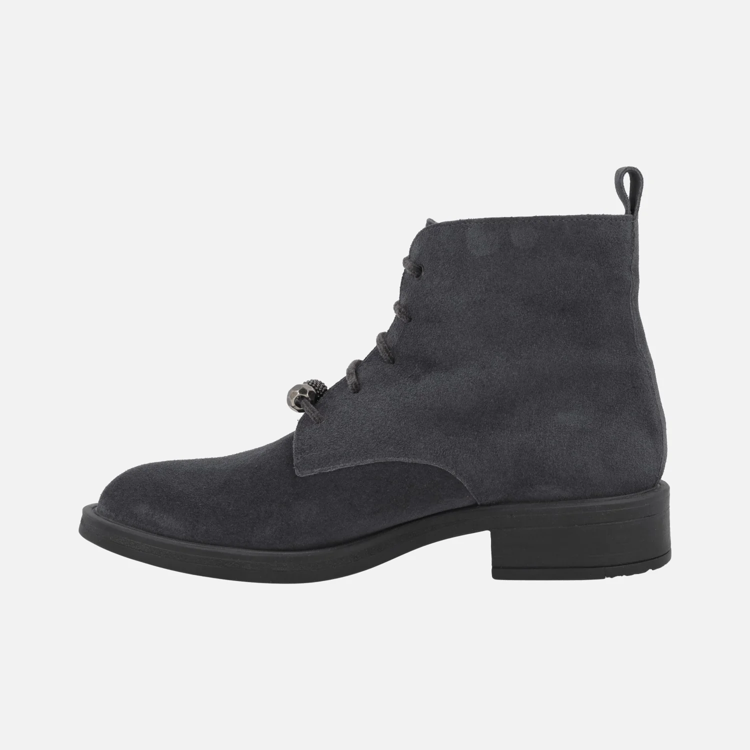 Botines de piel serraje en tacón bajo con cordones y charms - Image 3