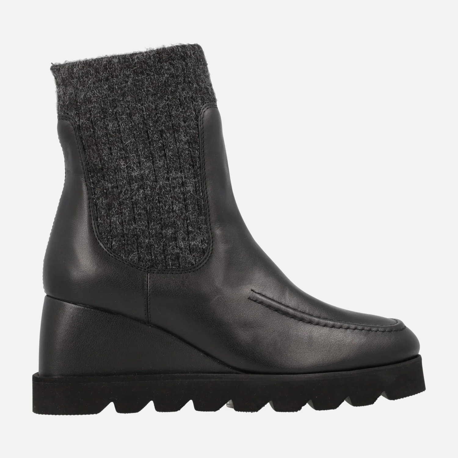 Botines Leysa en piel negra con caña de lana