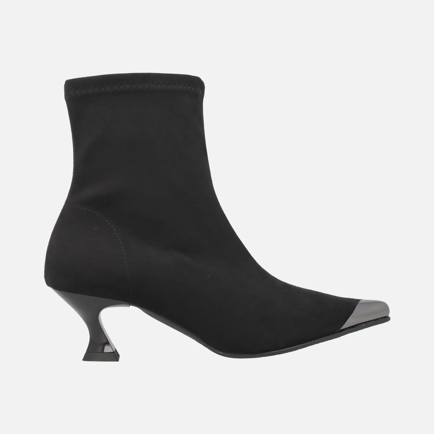 Botines negros de tacón en tejido elástico efecto ante con adorno metálico en la punta