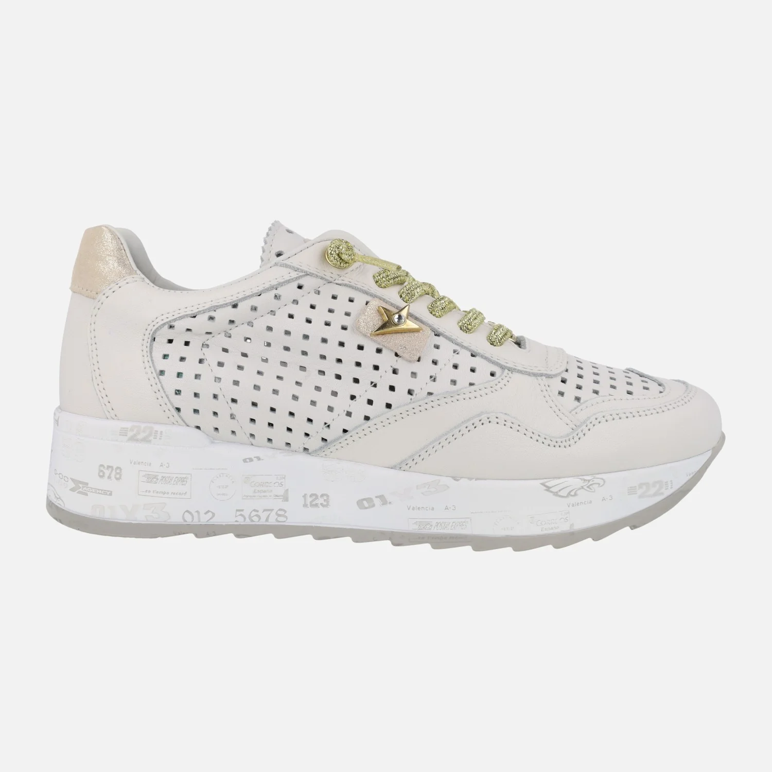 Deportivas de piel con detalle de picados y cordones elásticos dorados