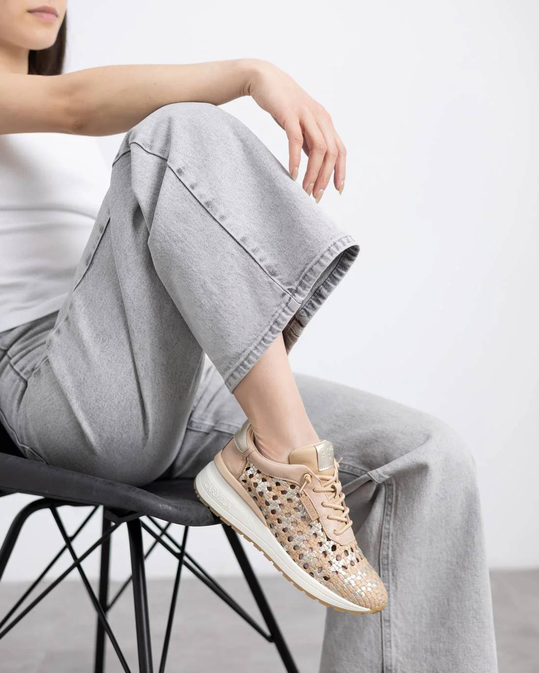 Deportivas trenzadas de piel en beige y oro con cordones elásticos - Image 2