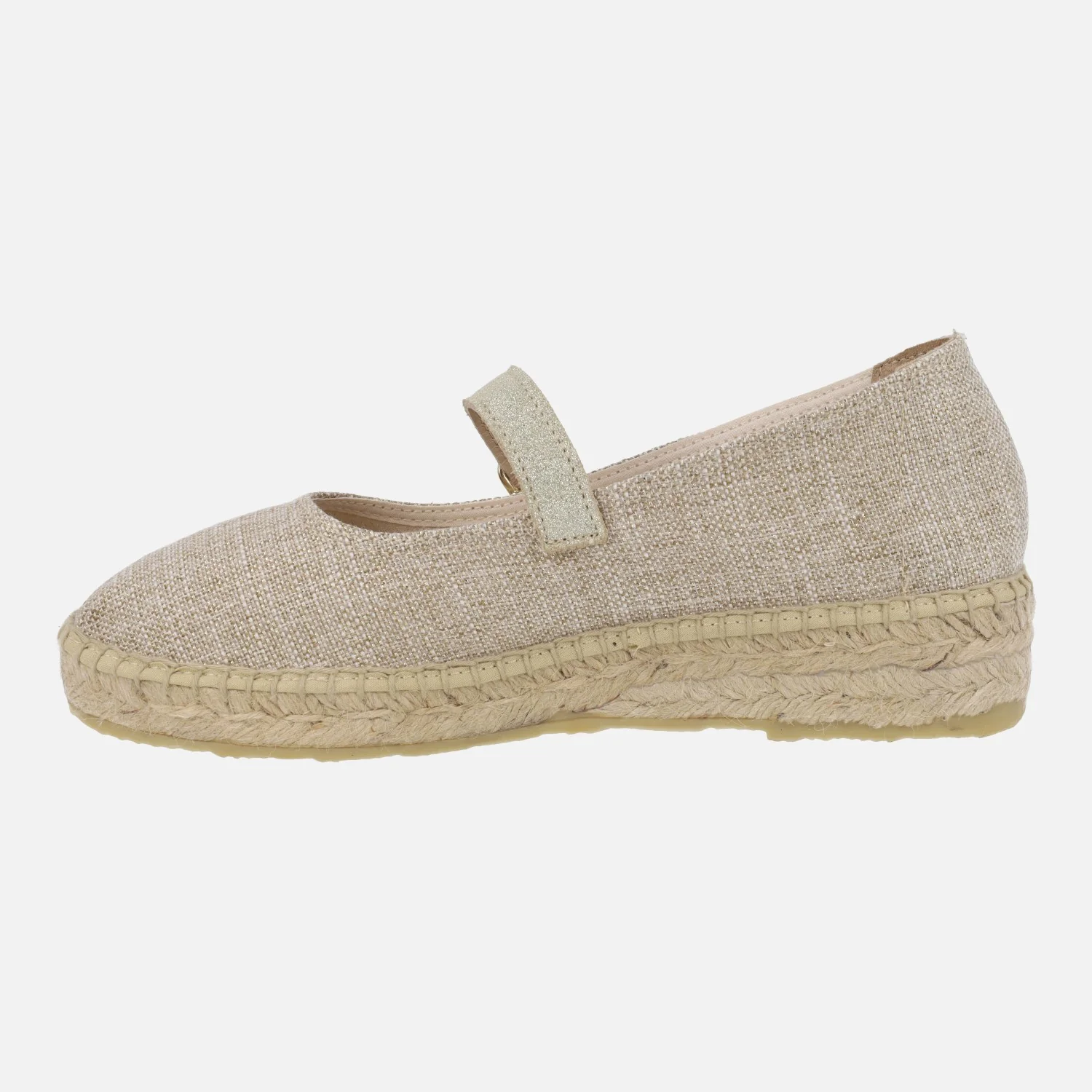 Mercedes en tejido beige con pulsera dorada y piso de esparto - Image 3