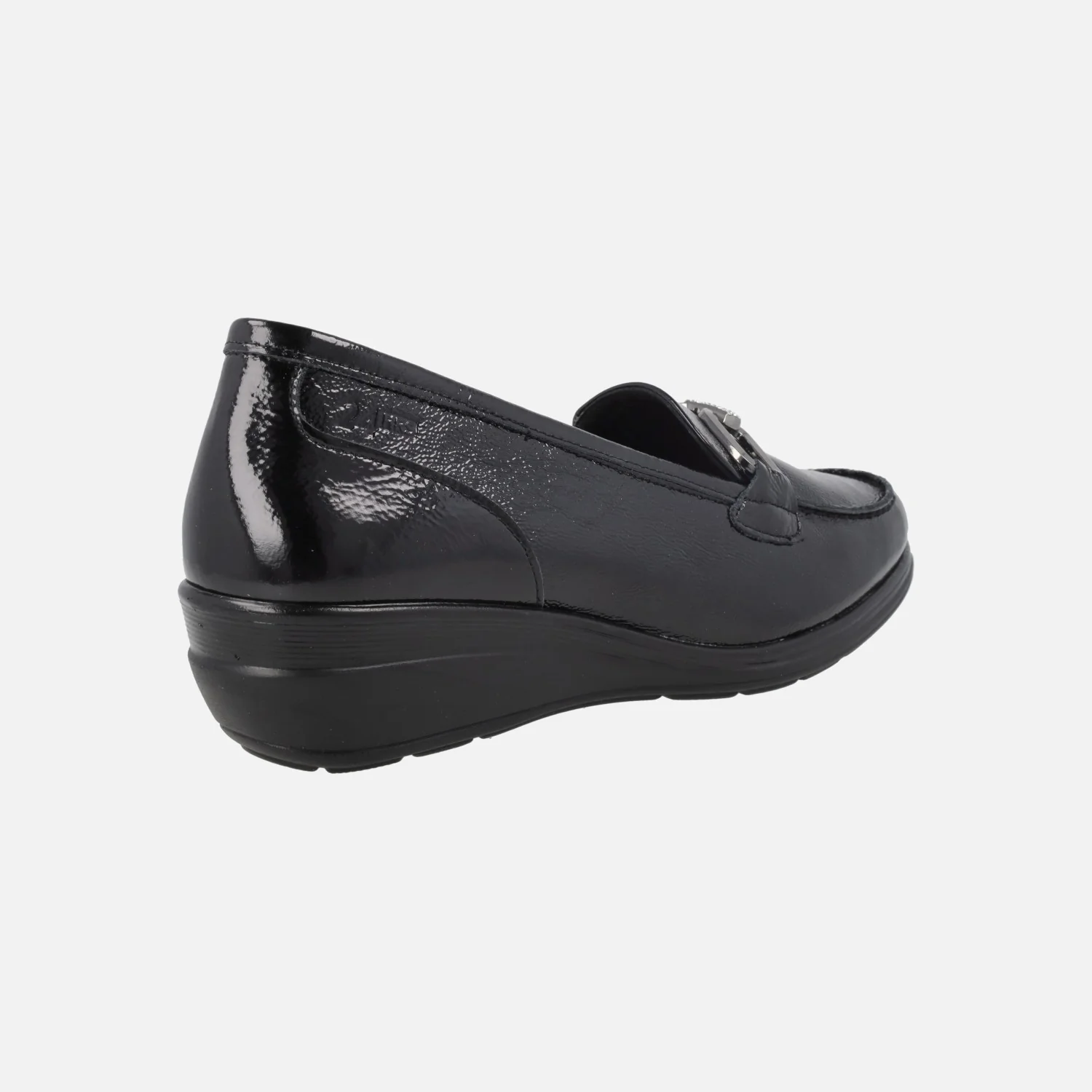 Mocasines confort en charol negro con cuña baja y adorno metálico - Image 3