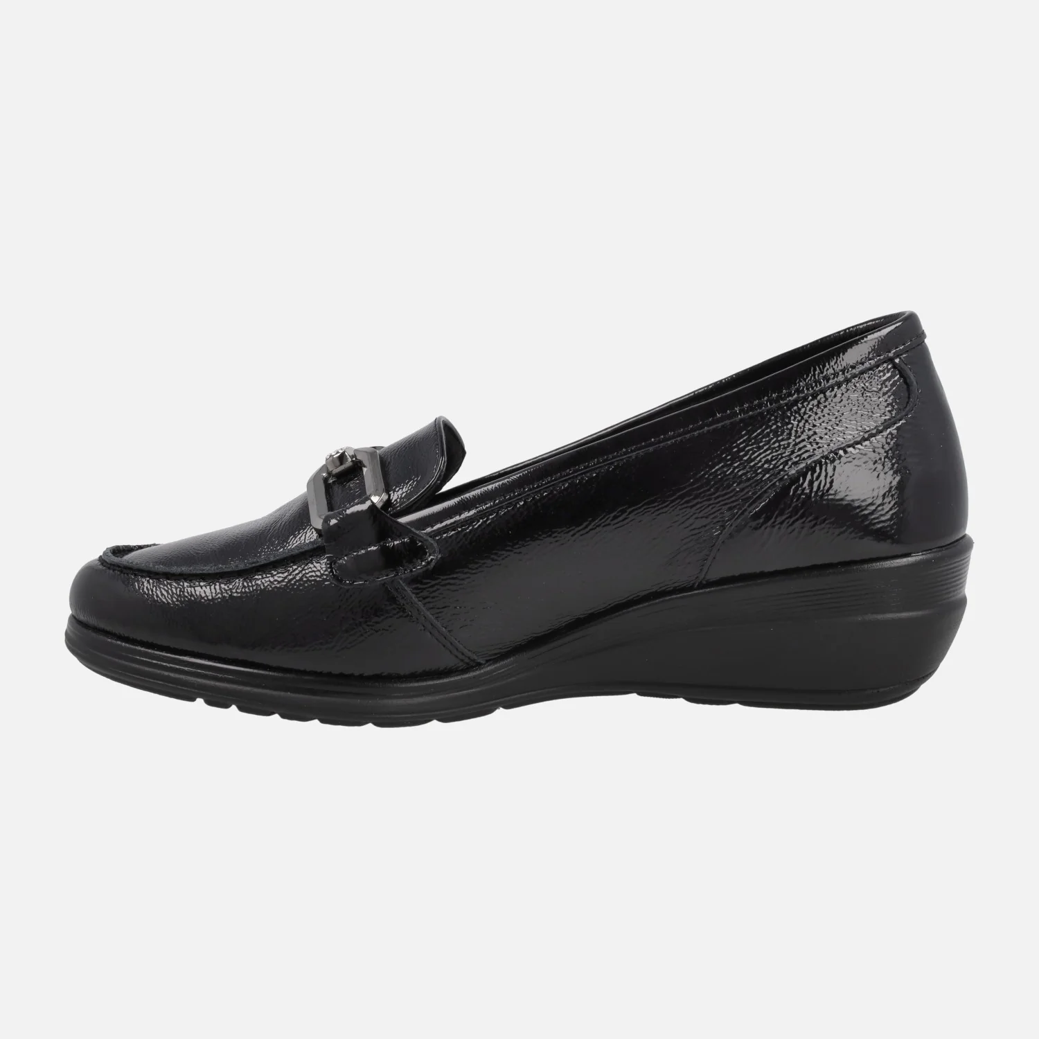 Mocasines confort en charol negro con cuña baja y adorno metálico - Image 4