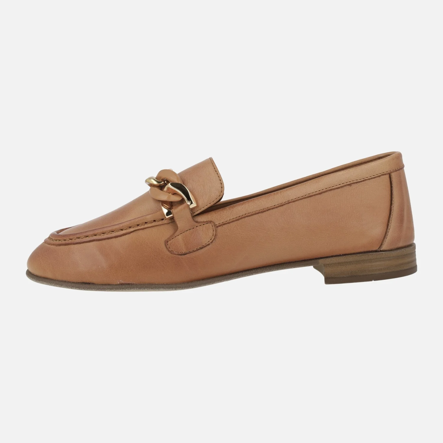 Mocasines de piel color camel con adorno de cadena - Image 3