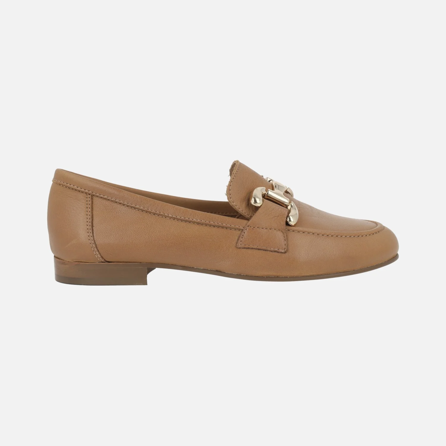 Mocasines de piel color camel con adorno metálico dorado