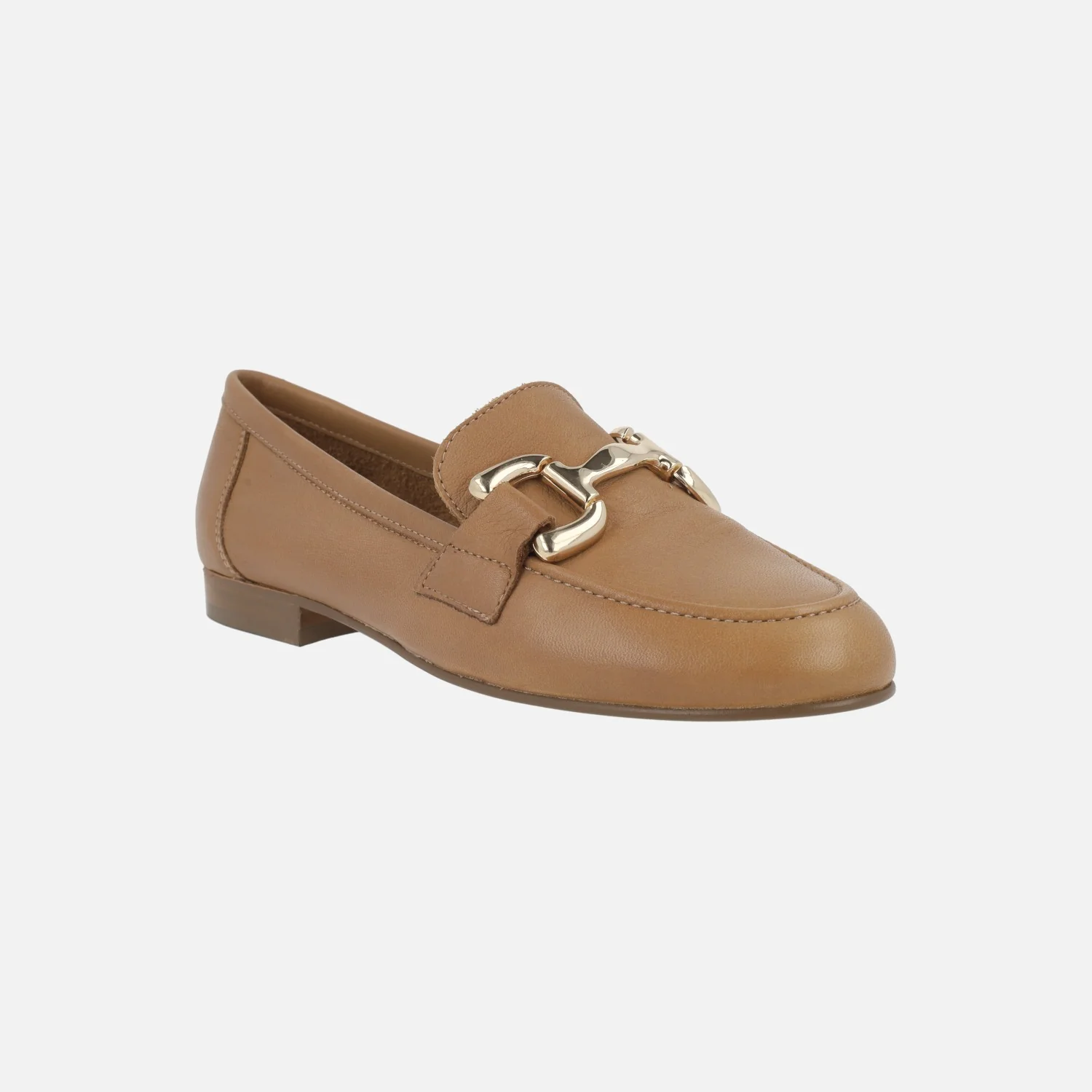 Mocasines de piel color camel con adorno metálico dorado - Image 2