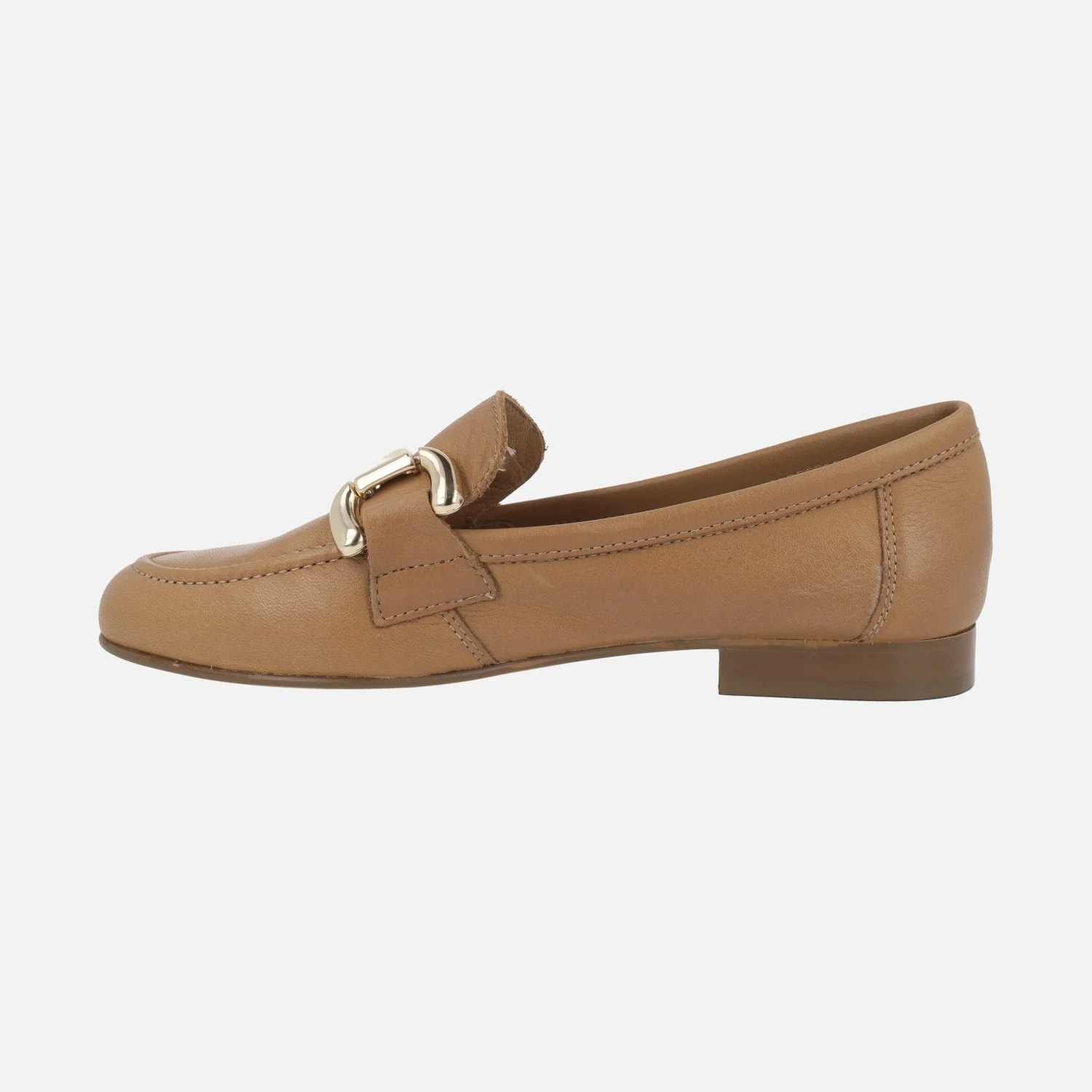 Mocasines de piel color camel con adorno metálico dorado - Image 3