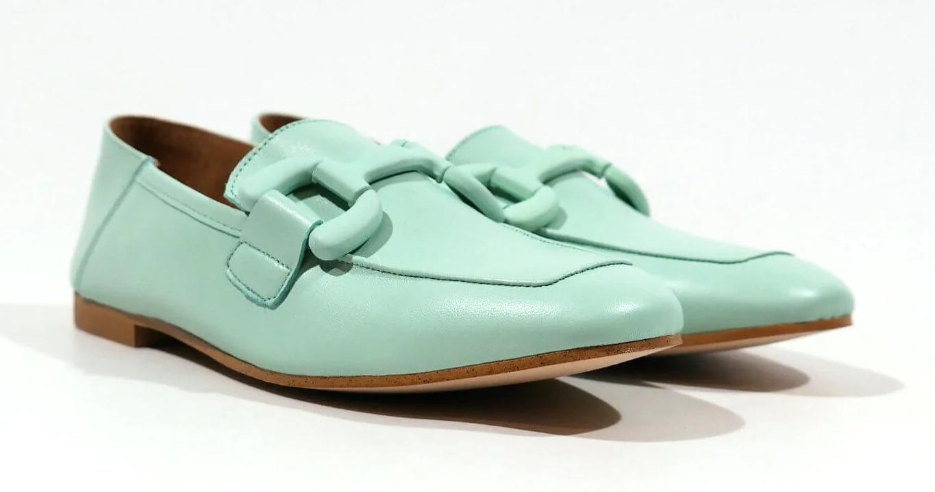 Mocasines de piel con adorno de pasta al tono para mujer - Image 4