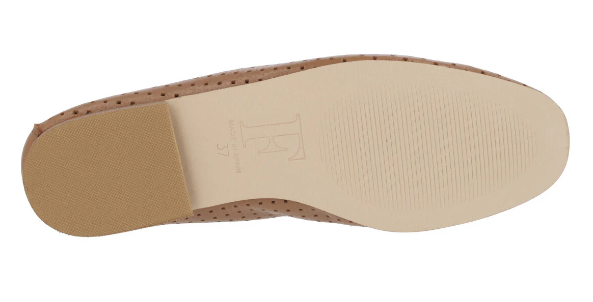 Mocasines de piel con calados y adorno de cadena - Image 10