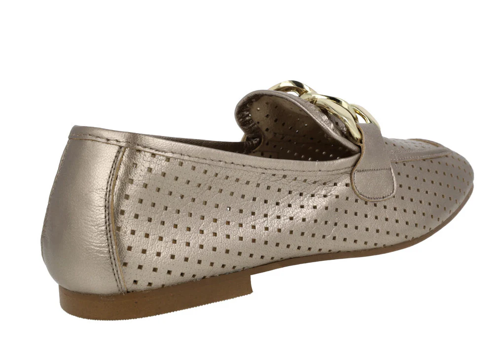 Mocasines de piel con calados y adorno de cadena - Image 4