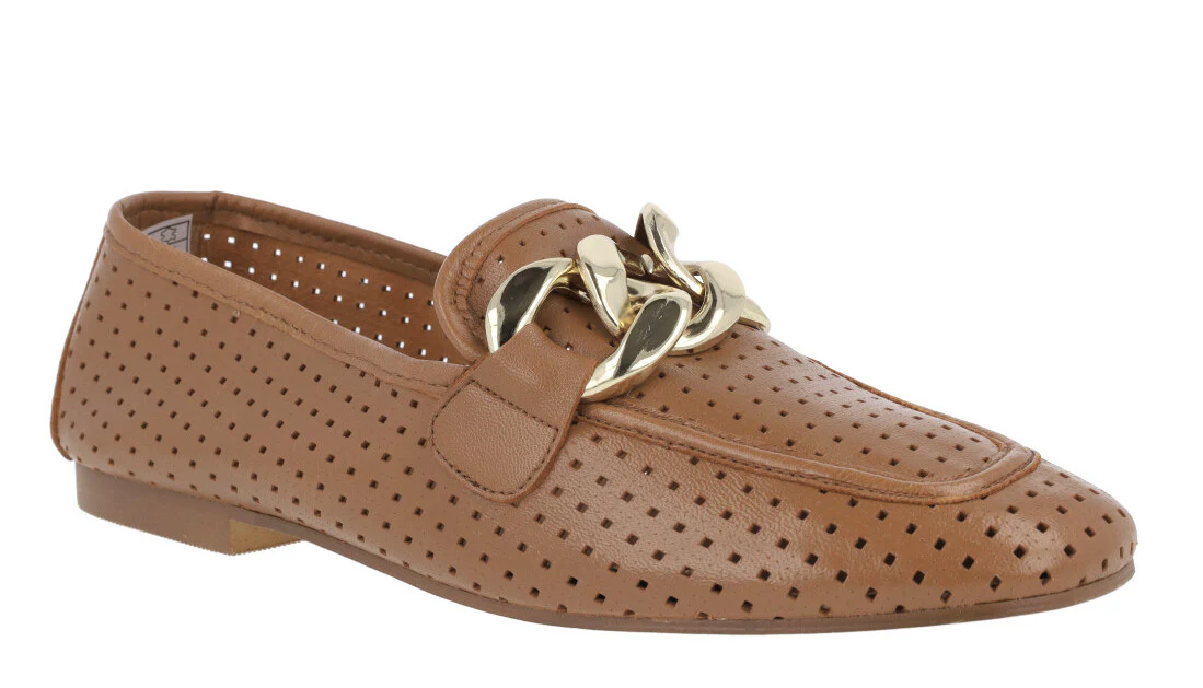 Mocasines de piel con calados y adorno de cadena - Image 6