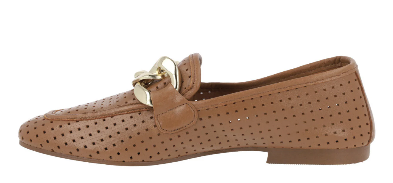 Mocasines de piel con calados y adorno de cadena - Image 8