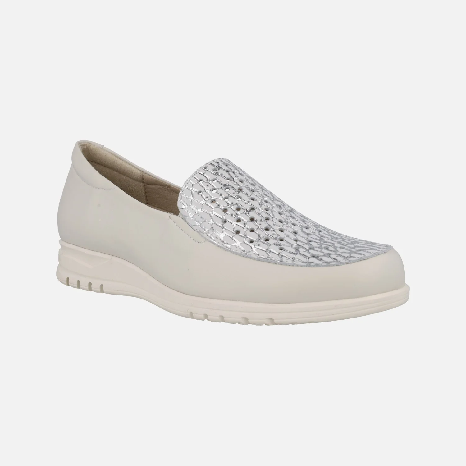 Mocasines de piel en color hielo con pala metalizada plata y calados - Image 2