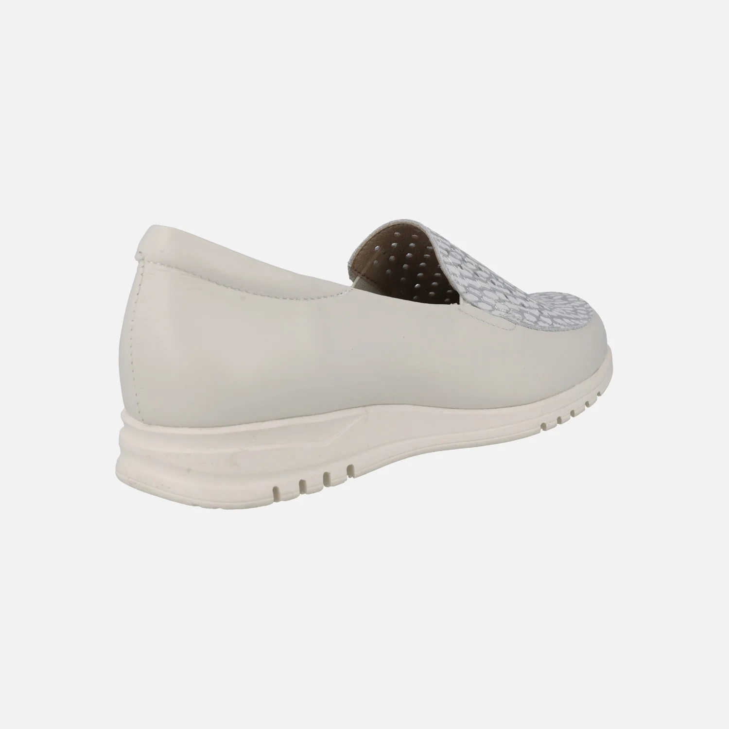 Mocasines de piel en color hielo con pala metalizada plata y calados - Image 3
