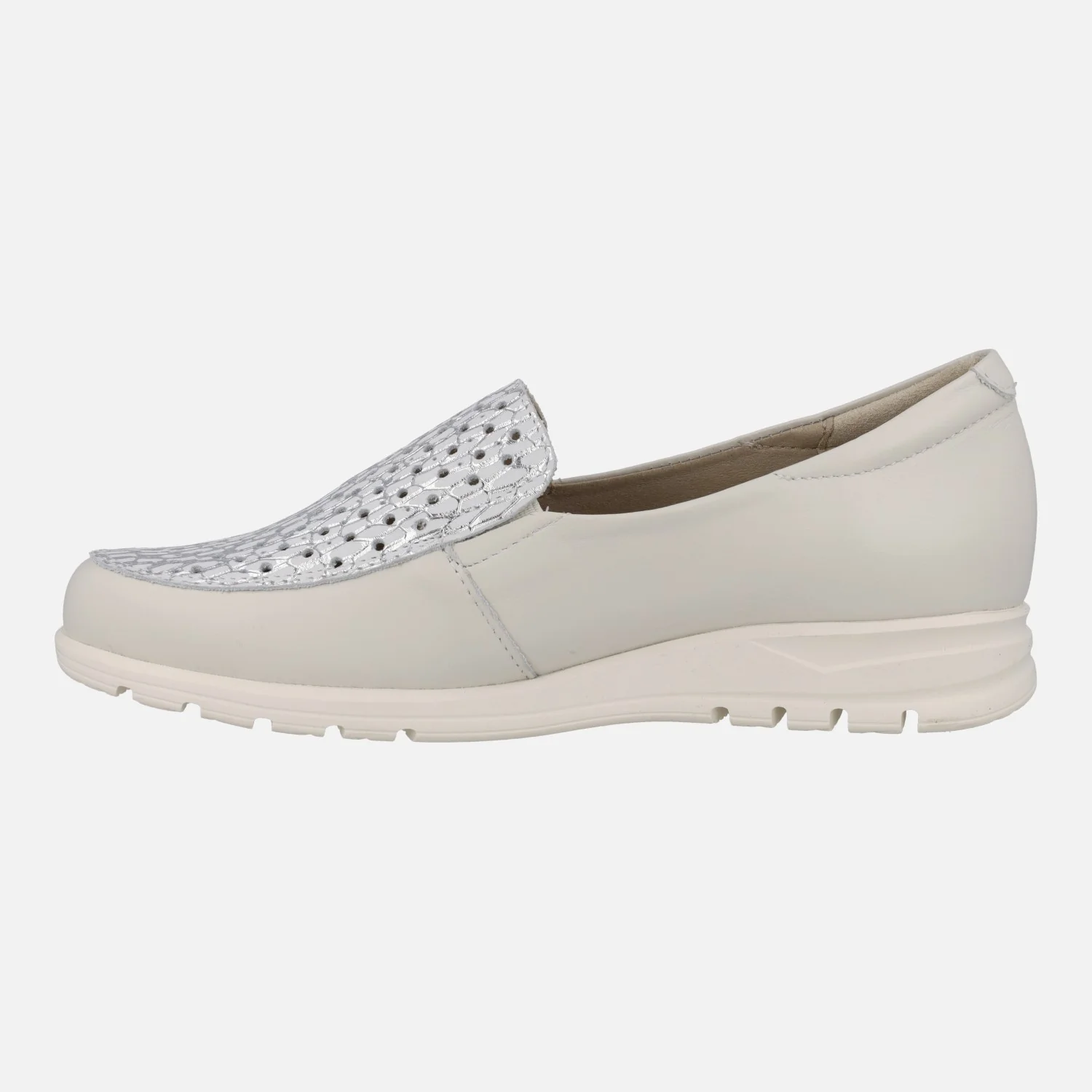 Mocasines de piel en color hielo con pala metalizada plata y calados - Image 4