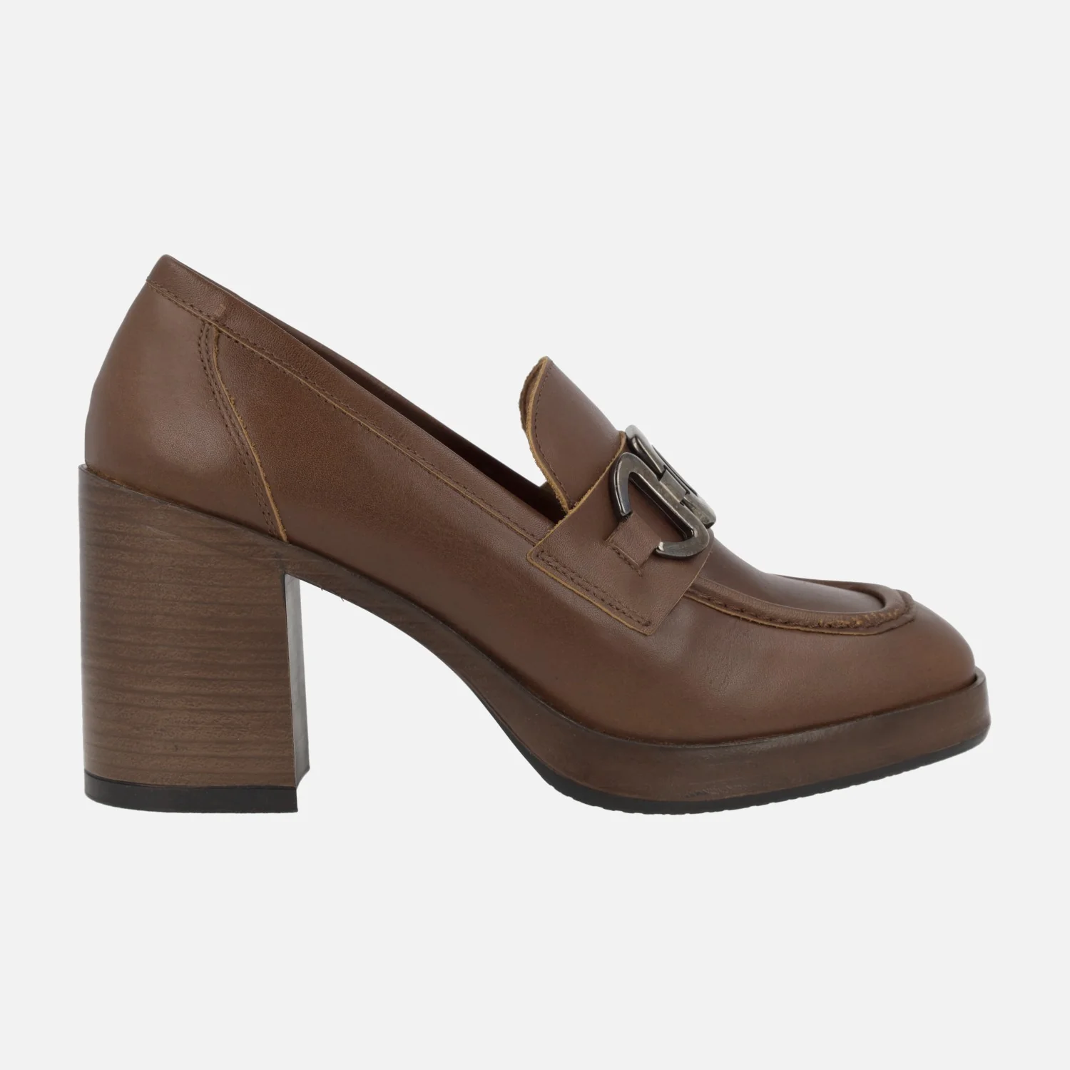 Mocasines de tacón en piel cuero con adorno metálico