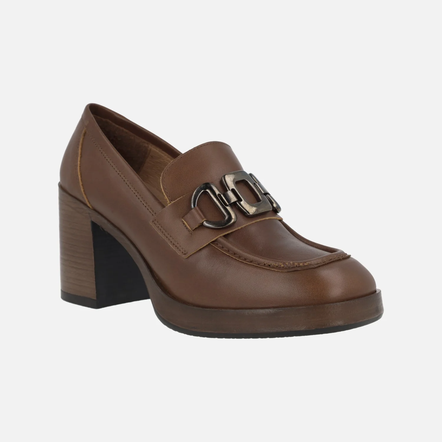 Mocasines de tacón en piel cuero con adorno metálico - Image 2
