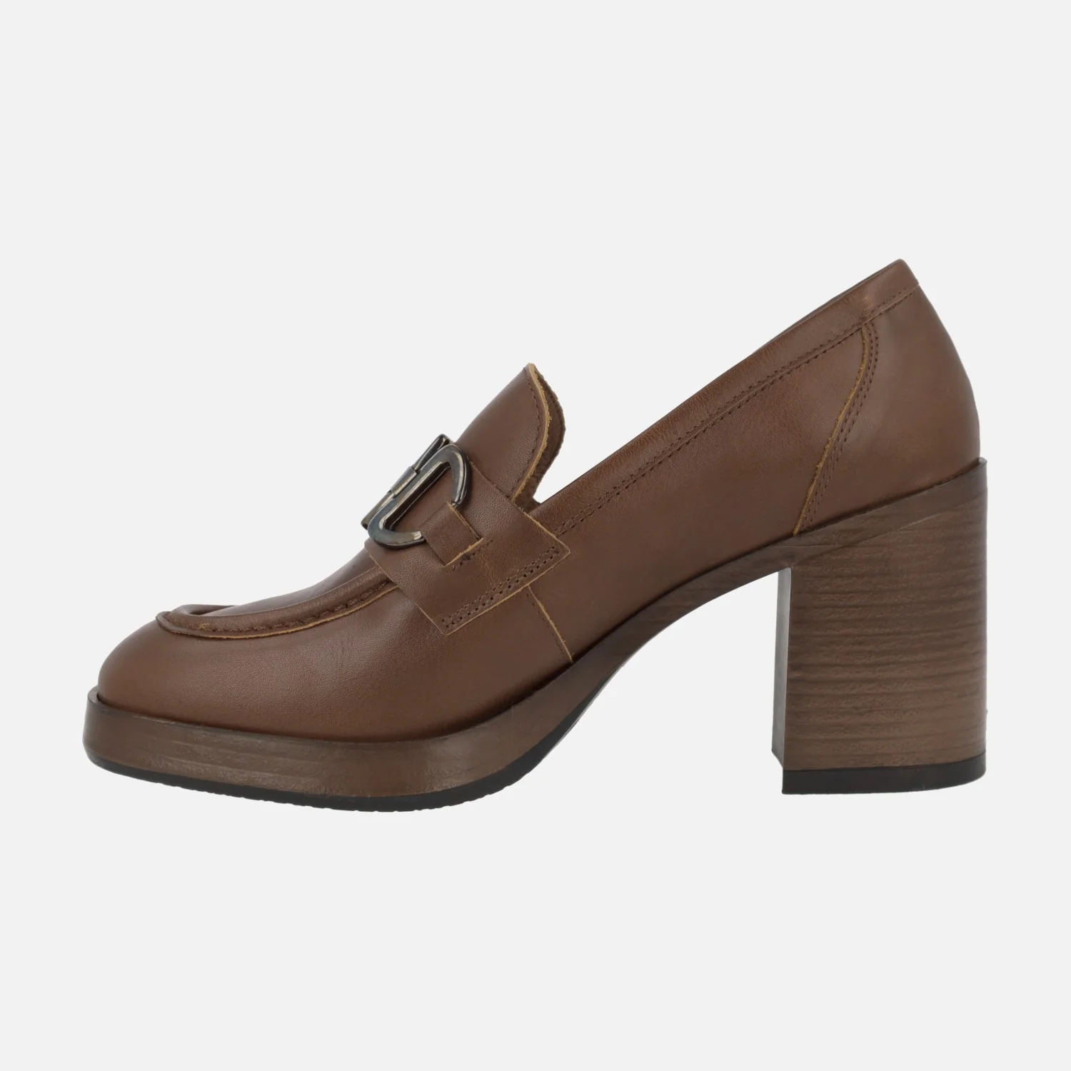 Mocasines de tacón en piel cuero con adorno metálico - Image 3