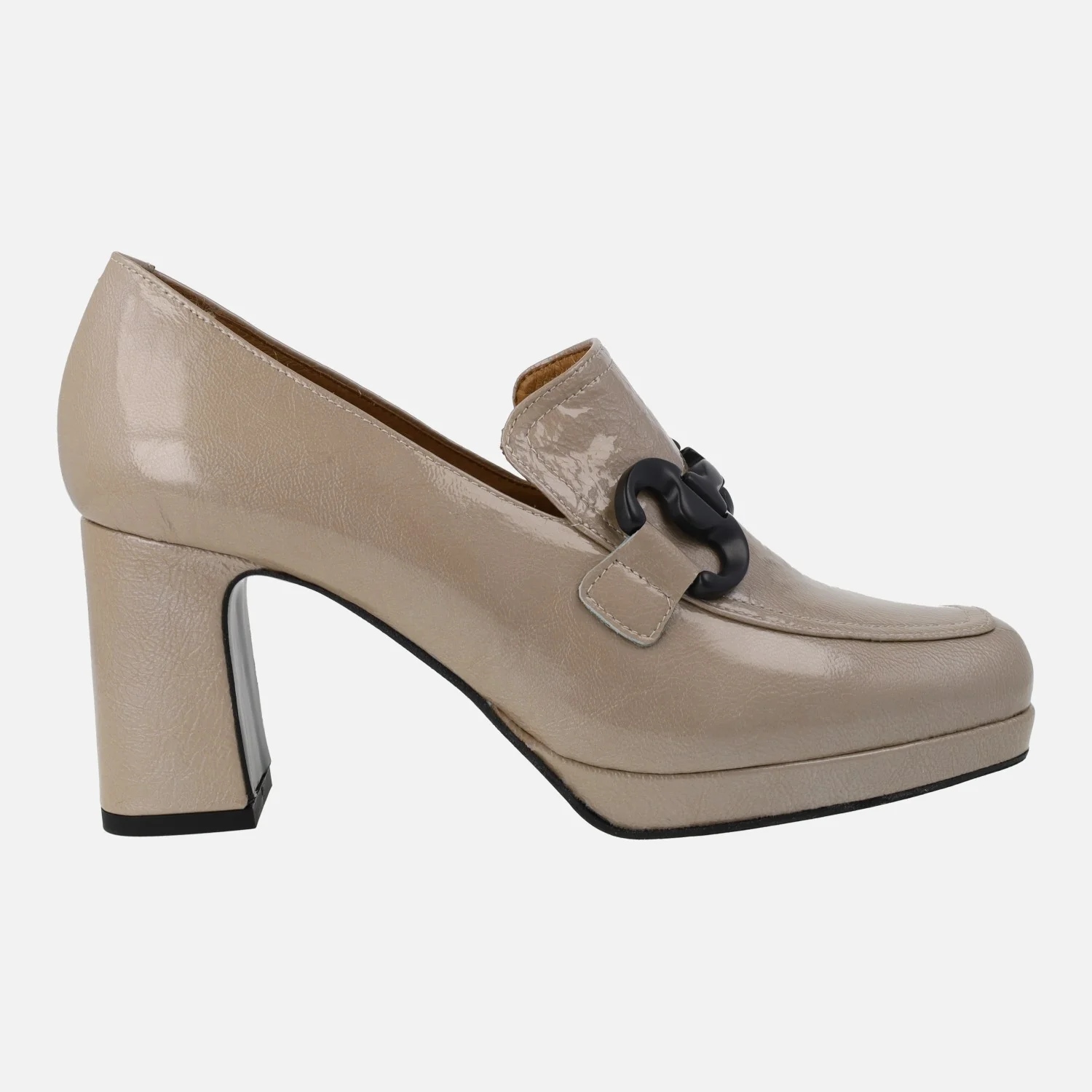 Mocasines en charol con adorno negro y plataforma
