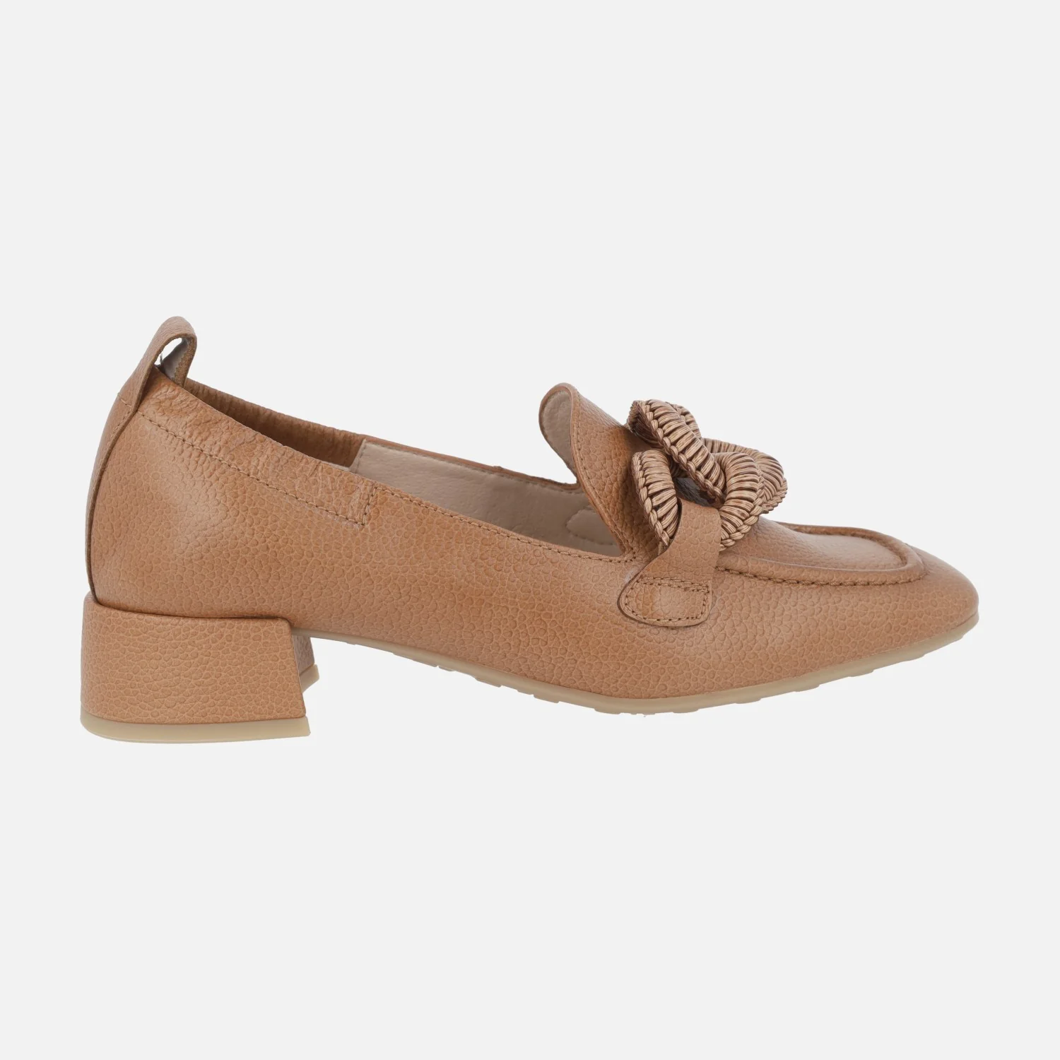 Mocasines marrones de piel con adorno de eslabones