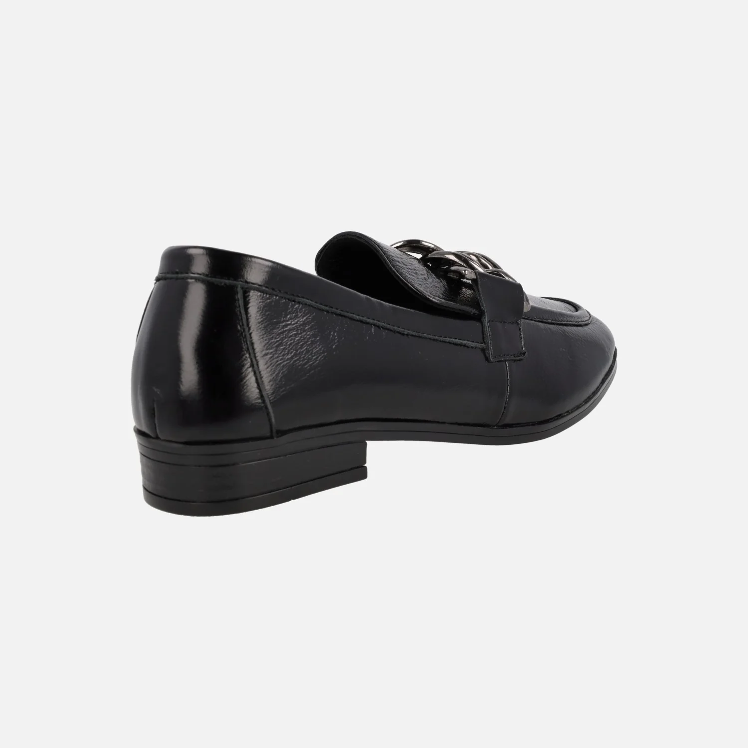 Mocasines negros de charol para mujer con adorno de cadena - Image 4