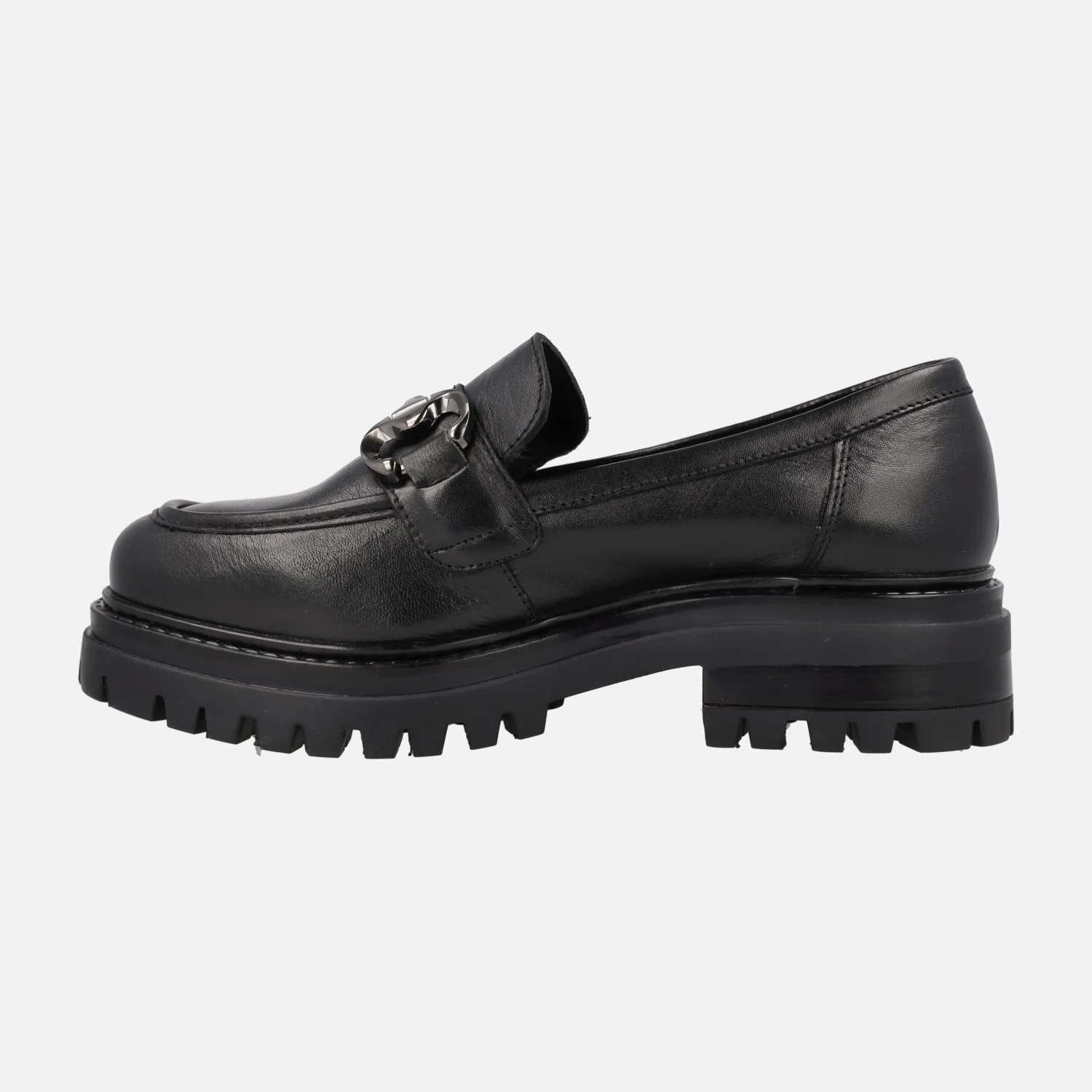 Mocasines negros de piel con adorno metálico y piso track - Image 4