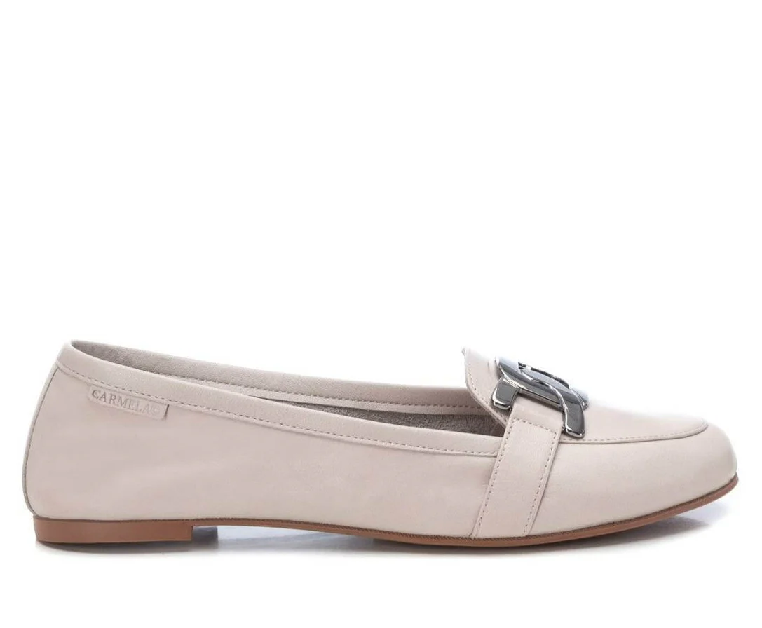 Mocasines planos de piel con adorno para mujer - Image 9