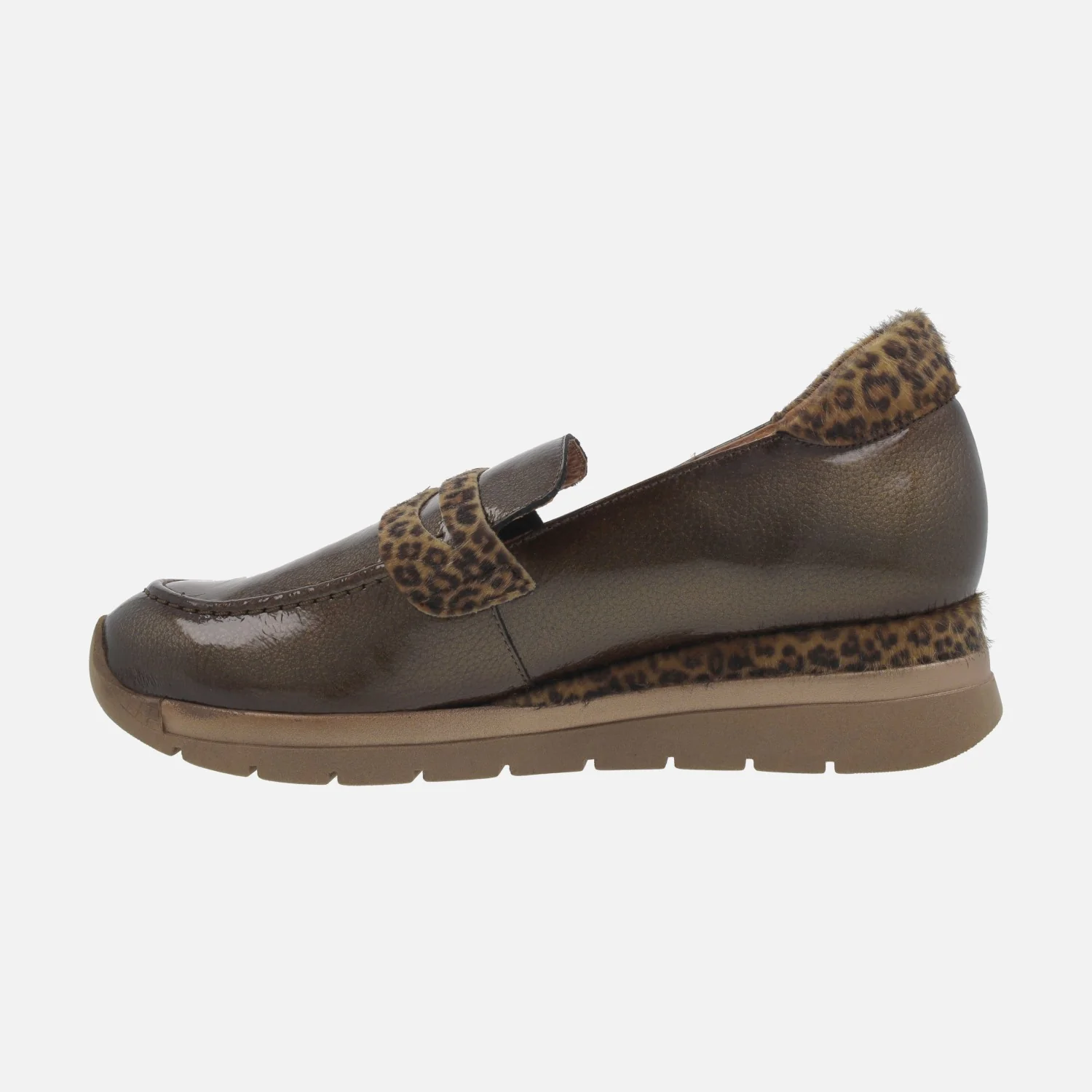 Mocasines Polar en piel charol con detalles en animal print - Image 10