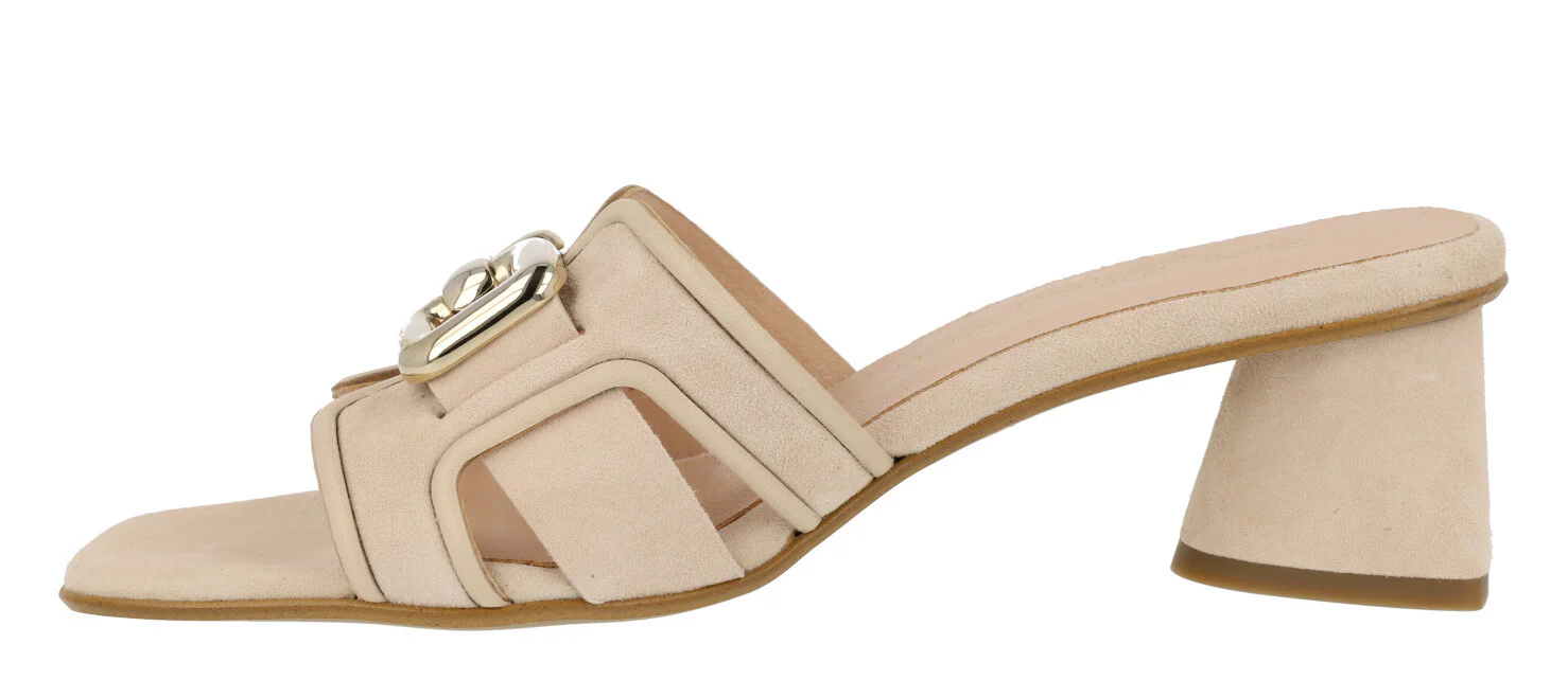 Mules de ante color beige con adorno metálico - Image 3
