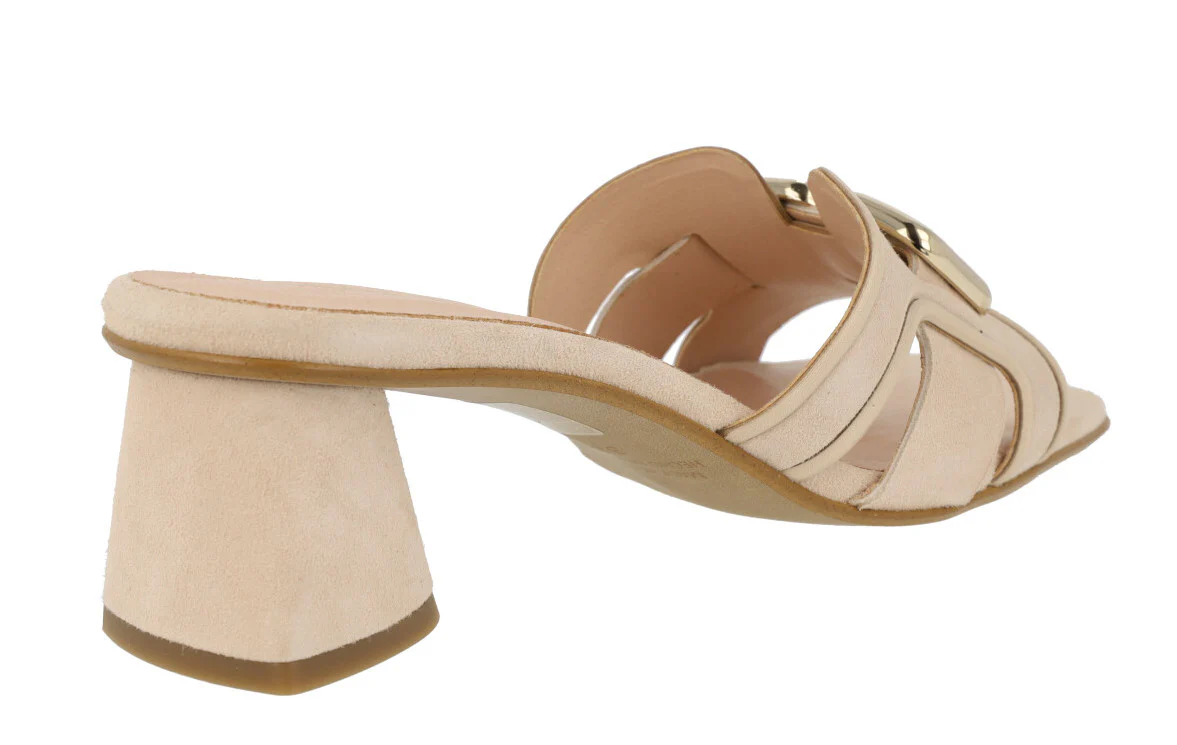 Mules de ante color beige con adorno metálico - Image 4