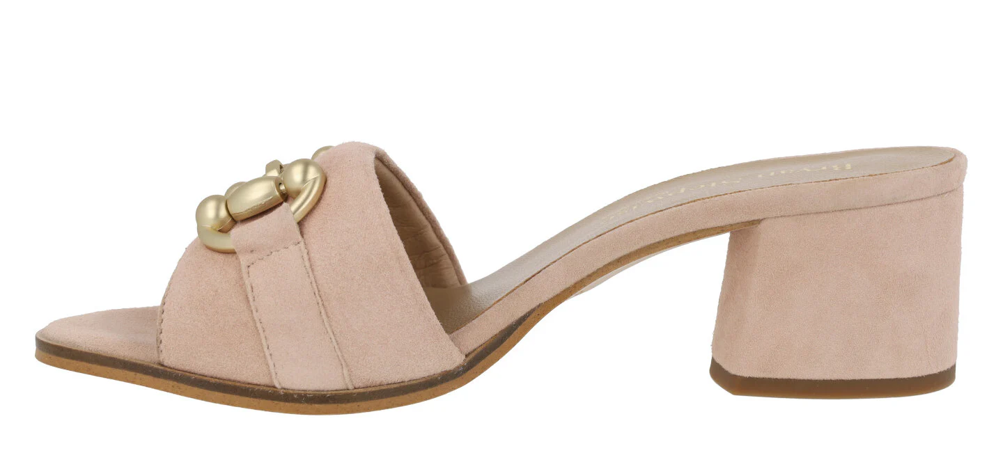 Mules de ante con adorno metálico dorado en la pala - Image 3