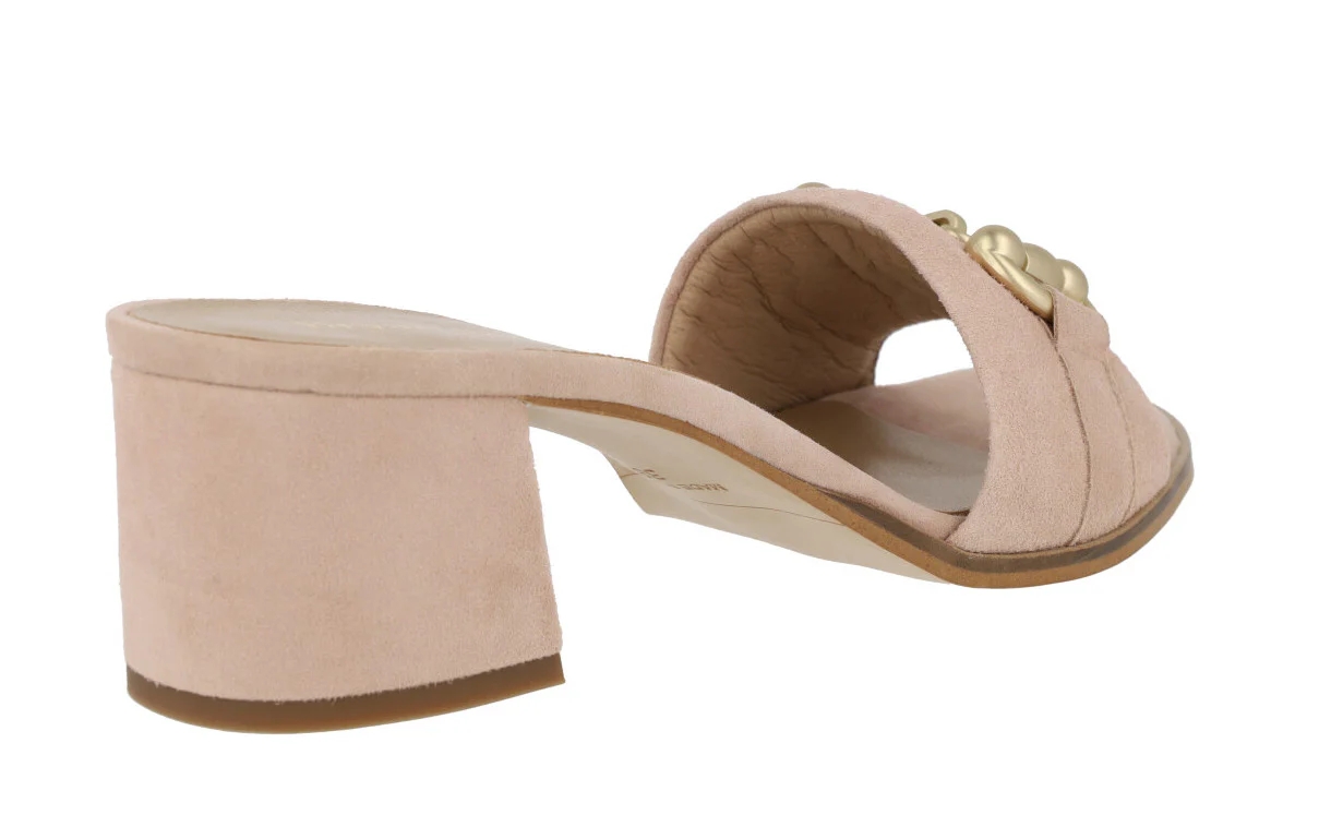 Mules de ante con adorno metálico dorado en la pala - Image 4