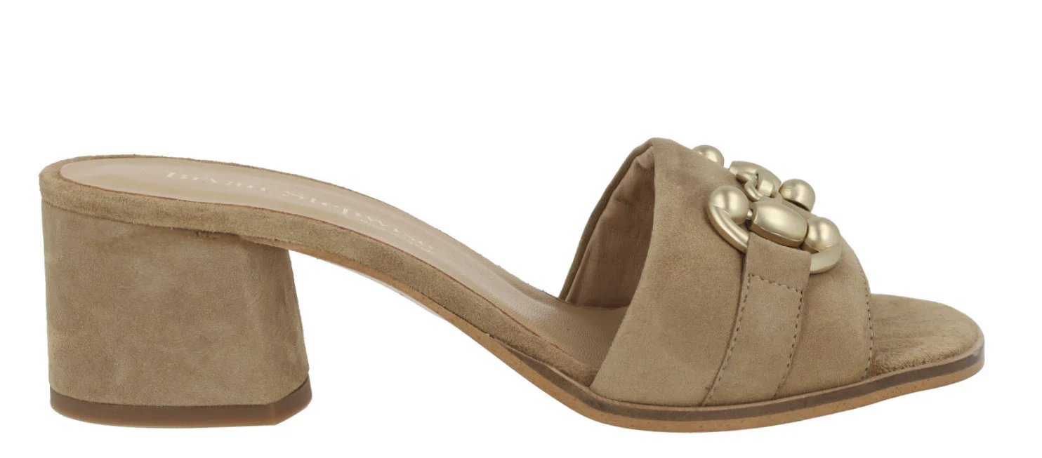 Mules de ante con adorno metálico dorado en la pala - Image 7