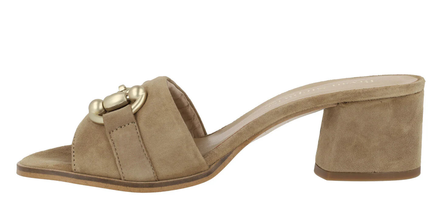 Mules de ante con adorno metálico dorado en la pala - Image 8
