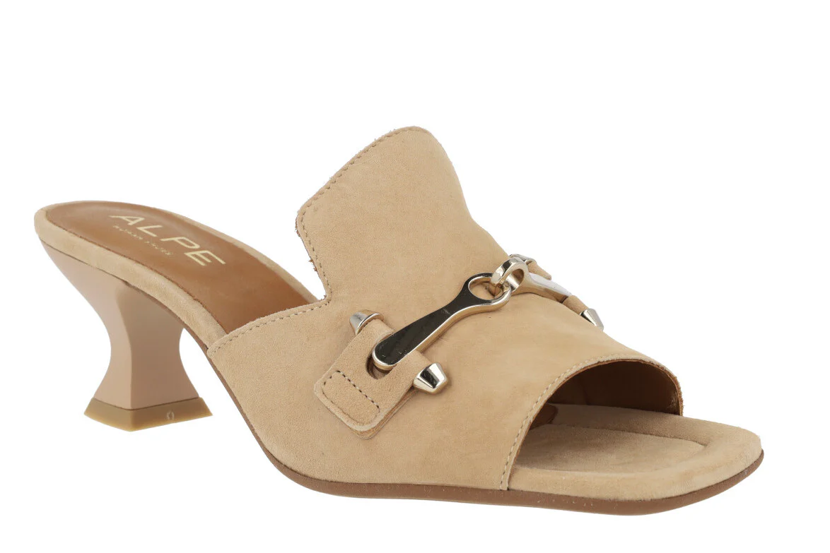 Mules Versalles en ante beige con adorno metálico
