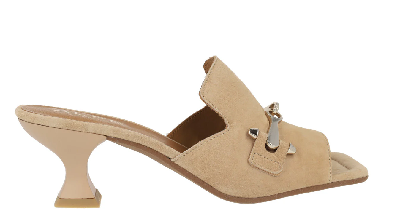 Mules Versalles en ante beige con adorno metálico - Image 2